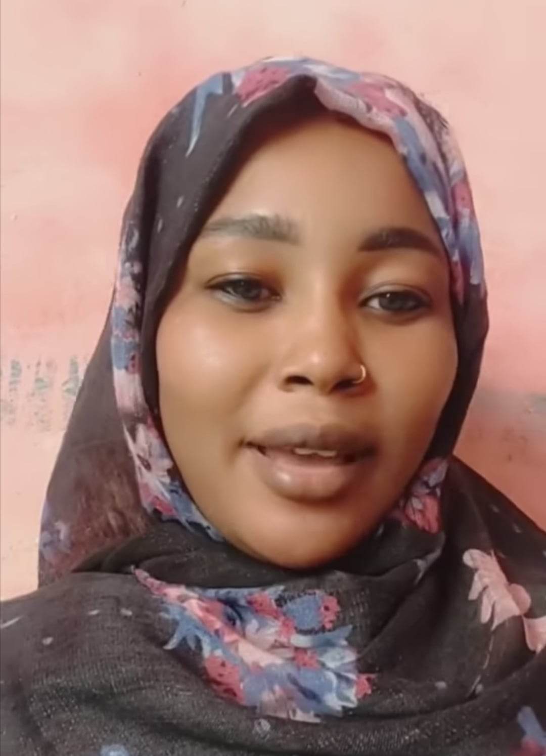 شاهد بالفيديو.. الفتاة السودانية التي اشتهرت بجراءتها تعود لإثارة الجدل: (البنت لو غلطت قبل الزواج مفروض تكون صريحة مع زوجها لأنو العرس أصبح غالي ومعانا تجربة زي دي في الحي) 10 327090285 690980329179312 5739925682670544805 n