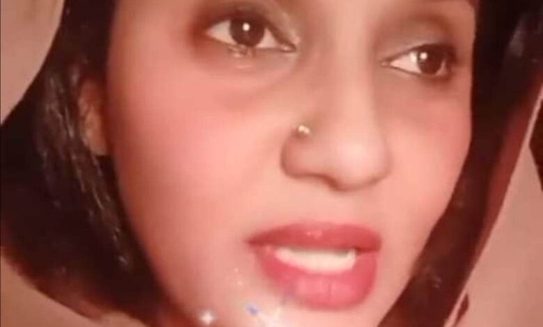 شاهد بالفيديو.. فتاة سودانية تسخر من المغتربين الذين يغيرون لهجتهم.. صديقتي عائدة من مصر بالبص سألتها وصلتي وين قالت لي (لسه ما وصلناش المعبر) 1 327146510 670401358101312 8030590736415805799 n