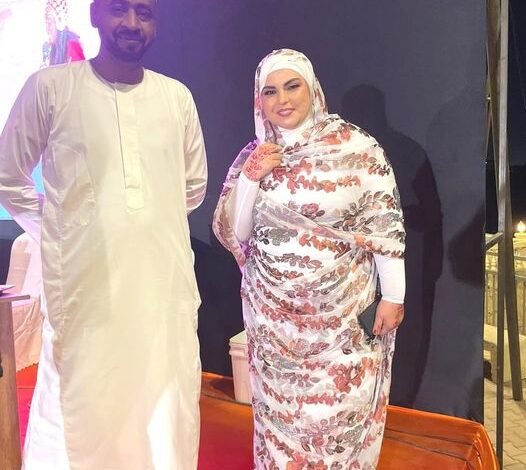 شاهد بالصور.. الشيف المصرية الشهيرة نجلاء الشرشابي تصل الخرطوم وتتألق بالثوب السوداني وجمهور مواقع التواصل: (الثوب لايق عليك وحيأكل منك حتة) 1 نجلاء الشرشابي