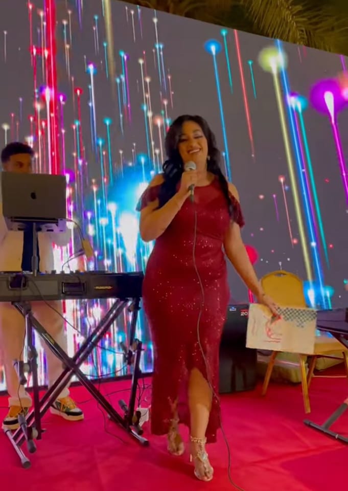 شاهد بالصورة والفيديو.. المودل آية أفرو تستعرض مفاتنها في السعودية بفستان فاضح صممه لها خبير أزياء عالمي وترقص على أنغام (سوي كدة لمن يسحروك) 10 اية افرو فستان