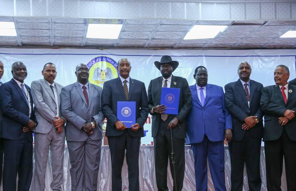 البرهان وسلفا كير يوقعان على المصفوفة المحدثة لاتفاق سلام جوبا 10 توقيع البرهان سلفاكير