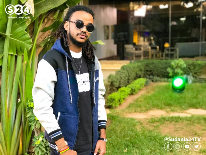 شاهد بالفيديو.. فنان راب سوداني يهاجم البرنس بسبب "مكنة" ويمهله 48 ساعة لتصحيح الأوضاع أو تعويضه مادياً 10 توماكس