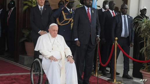 دعا لإنهاء إراقة الدماء.. البابا فرانشيسكو يختتم زيارته لجنوب السودان في قداس بالهواء الطلق 10 سلفاكير بابا