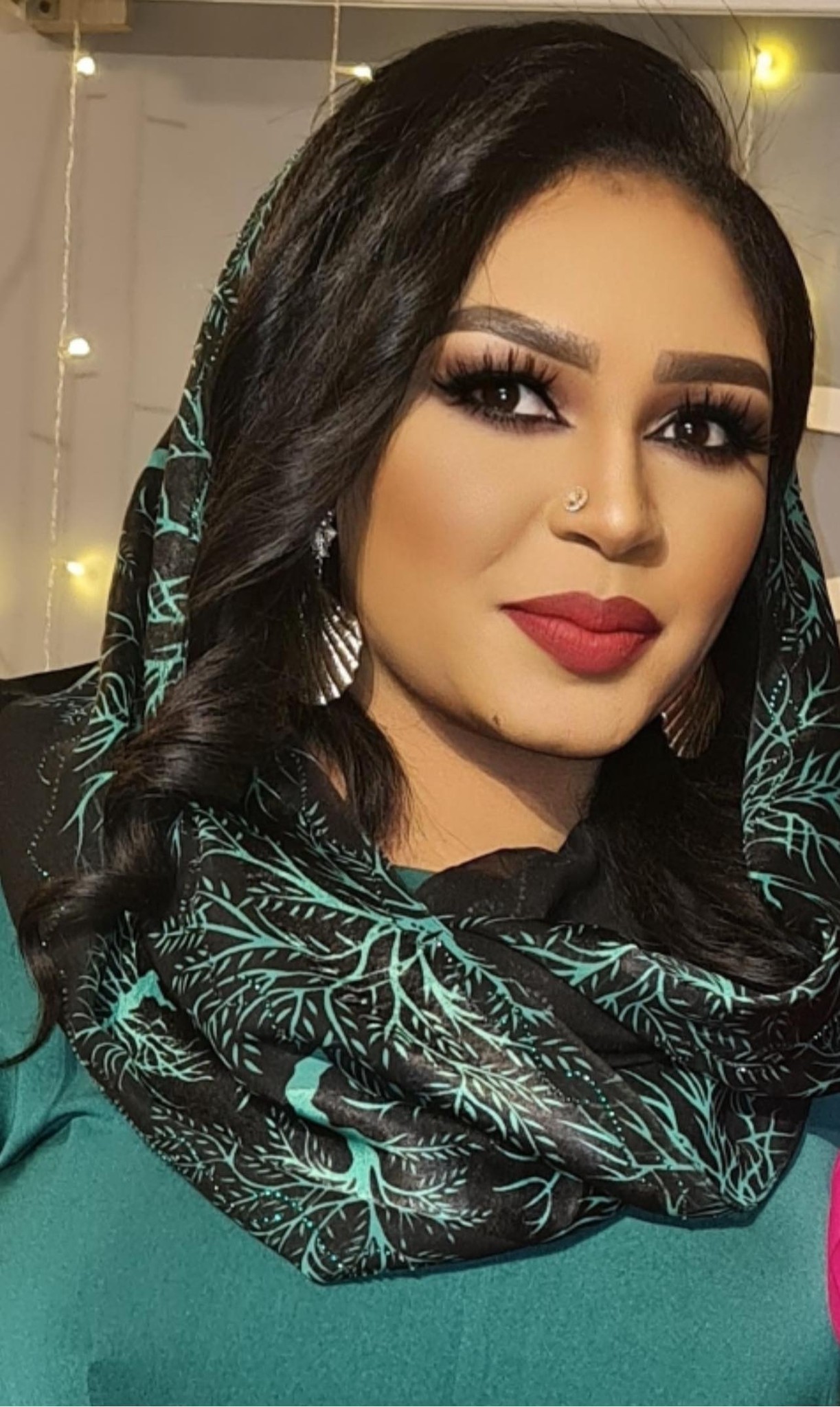 شاهد بالفيديو.. طفلة سودانية تحاصر الفنانة صباح عبد الله بعد ترديدها أغنية (دايره عريس ود راحات) وتنصحها: (يا صباح القروش ما أهم حاجة) 10 صباح عبد الله