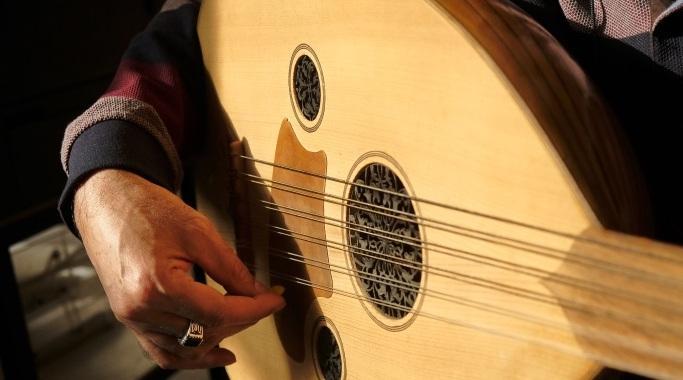 عزف عود موسيقي