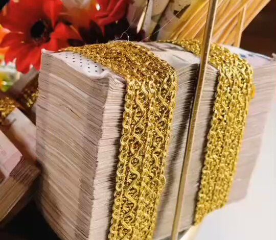 شاهد بالفيديو.. (سد مال) فنان سوداني شاب يشعل مواقع التواصل.. قام بشراء هدايا ثمينة وعملات أجنبية واكسسوارات ذهبية فخمة لعروسه 1 0EZYSfAvnYbHNAIr