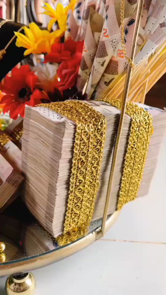 شاهد بالفيديو.. (سد مال) فنان سوداني شاب يشعل مواقع التواصل.. قام بشراء هدايا ثمينة وعملات أجنبية واكسسوارات ذهبية فخمة لعروسه 10 0EZYSfAvnYbHNAIr