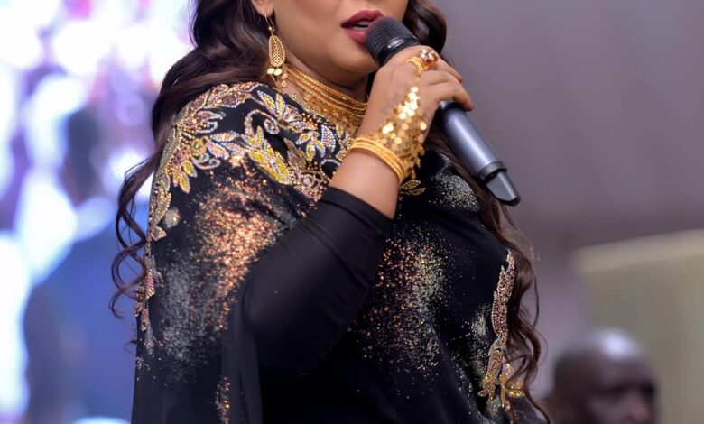 شاهد بالصور.. الفنانة هدى عربي تواصل إبهار جمهورها بإطلالة جديدة وثوبها الفخم يثير إهتمام الجنس اللطيف 1 328769749 1281118132486813 6294257906299707073 n