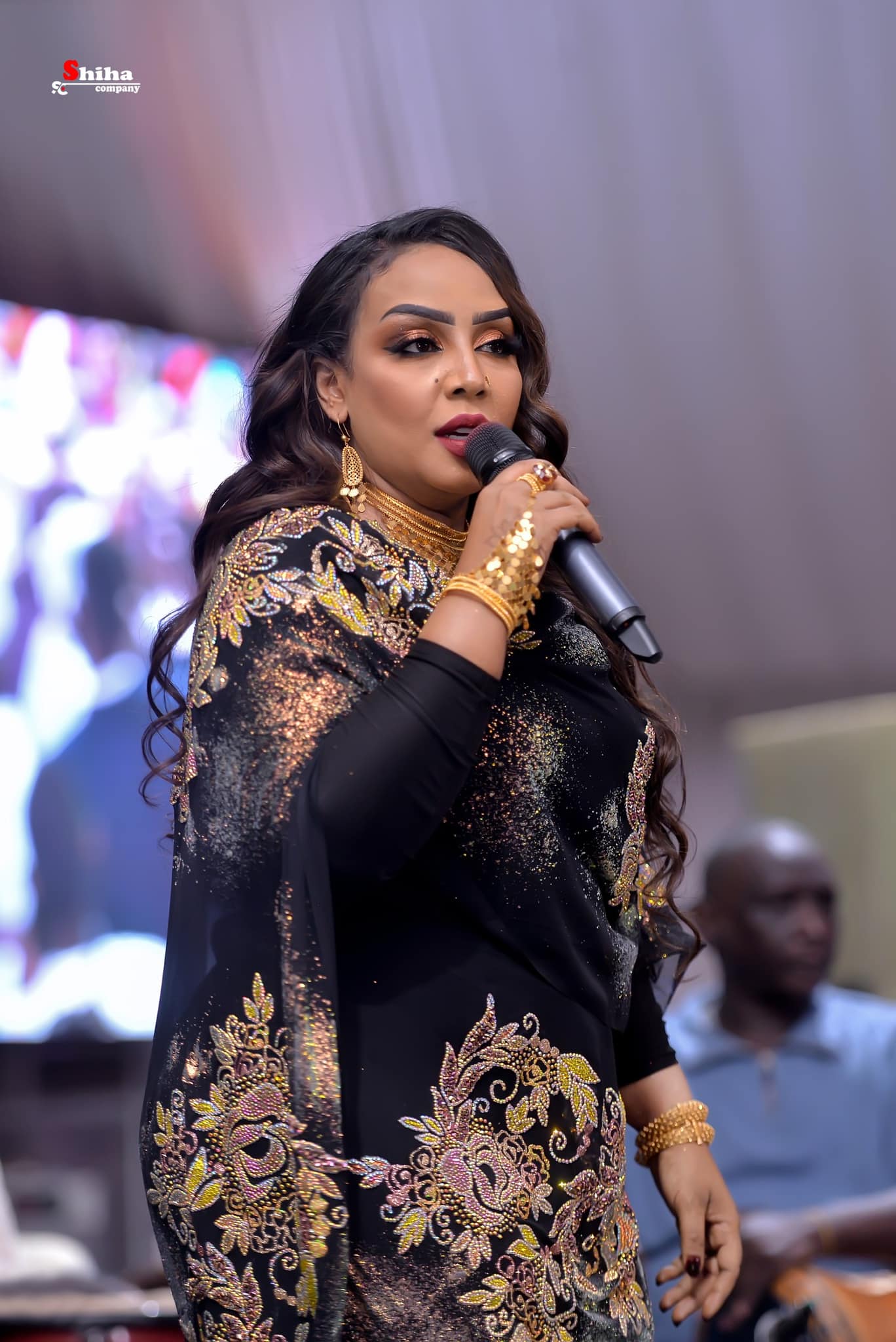 شاهد بالصور.. الفنانة هدى عربي تواصل إبهار جمهورها بإطلالة جديدة وثوبها الفخم يثير إهتمام الجنس اللطيف 4 328769749 1281118132486813 6294257906299707073 n