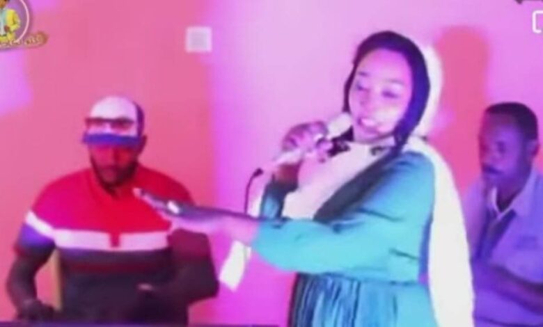 شاهد بالصورة والفيديو.. فنانة سودانية صاعدة تثير الجدل برقصاتها المثيرة على أنغام أغنيتها (حرموني السكر) وساخرون: (الصوت في مكان والموسيقى في مكان وربنا يجازي الحرمها السكر) 1 328996886 492174026446605 1465618176338640263 n