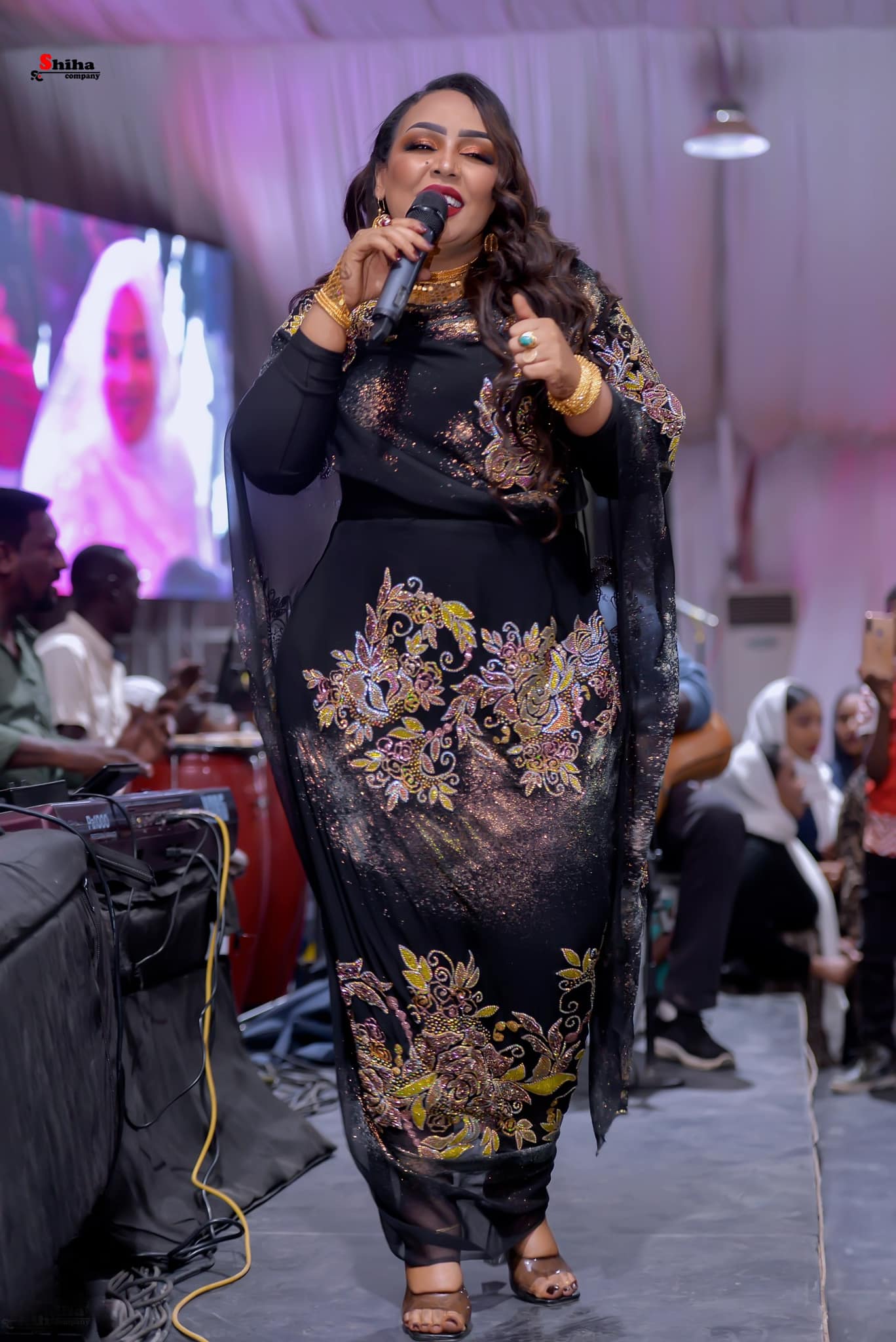 شاهد بالصور.. الفنانة هدى عربي تواصل إبهار جمهورها بإطلالة جديدة وثوبها الفخم يثير إهتمام الجنس اللطيف 5 329107788 3378611862416736 454961322171451938 n