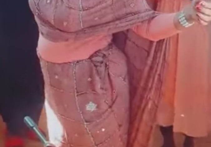 شاهد بالصورة والفيديو.. حسناء سودانية تقدم فاصل من الرقص الملفت خلال حفل نسائي تم تسريبه ومتابعون يكيلون لها الغزل: (عومي يا وزة) 1 329210247 911221270329781 5492571546121316521 n