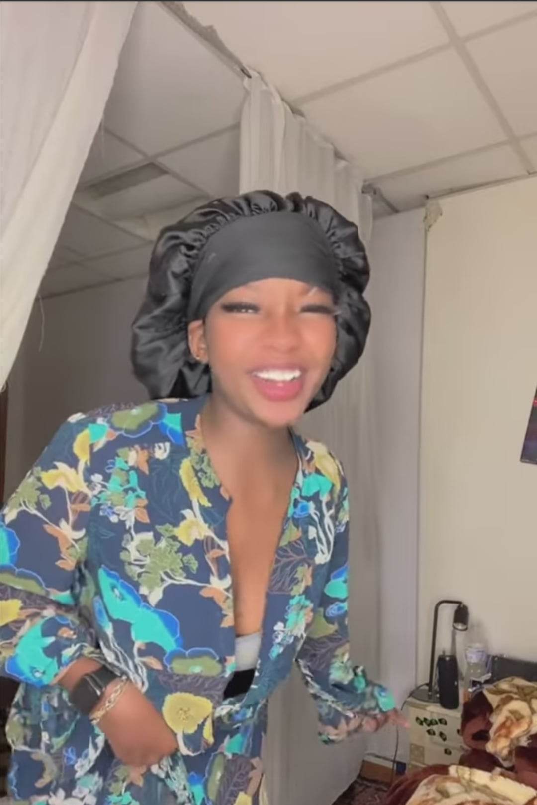 شاهد بالصورة والفيديو.. فتاة سودانية تقدم فاصل من الرقص الفاضح تظهر به مناطق حساسة من جسمها على أنغام (الأخدر البتحرن) 10 329369550 1312758932916176 8481419551320921507 n