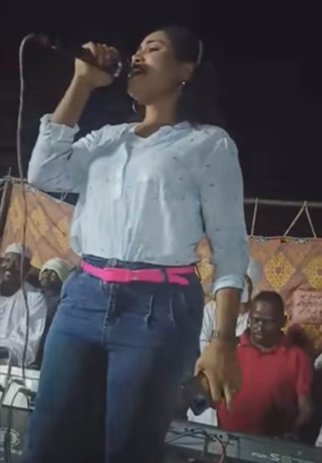 شاهد بالصورة والفيديو.. بالبنطلون الضيق والأزياء المحذقة.. فنانة سودانية صاعدة تحي حفل "ربابة" بإحدى الحواري وسط حضور جماهيري كبير وساخرون: (استايلك دا ما استايل ربابة) 10 329388646 881223113119882 3372939385834748939 n