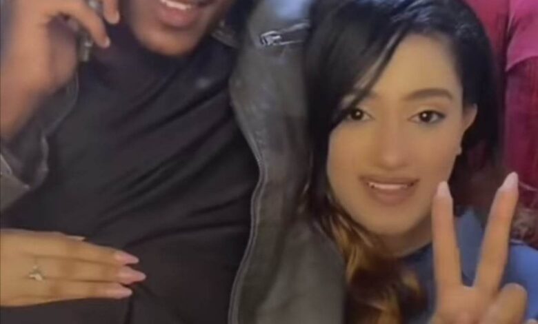 شاهد بالفيديو.. المودل آية أفرو تواصل إثارة الجدل بعد ظهورها وهي تُجلس شاب على رجليها وتمسكه وتمازحه.. ومقربون منها يكشفون الحقائق 1 329671251 557112719514694 81436104859463065 n