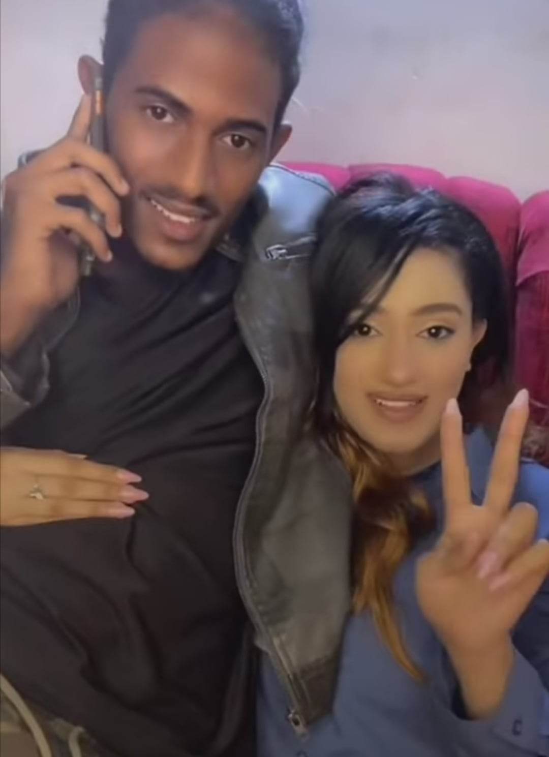 شاهد بالفيديو.. المودل آية أفرو تواصل إثارة الجدل بعد ظهورها وهي تُجلس شاب على رجليها وتمسكه وتمازحه.. ومقربون منها يكشفون الحقائق 10 329671251 557112719514694 81436104859463065 n