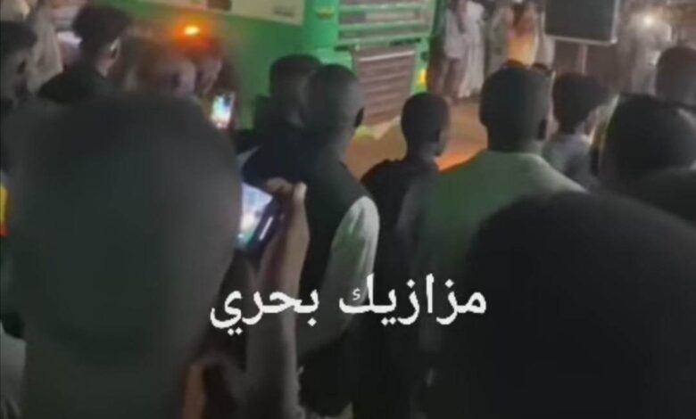 شاهد بالصورة والفيديو.. أشياء لا تحدث إلا في السودان.. فنانة تغني من داخل شاحنة كبيرة والجمهور يتجمع أمامها بالمئات 1 330625682 738465807689995 2375288374774915677 n