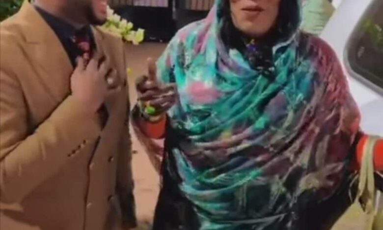 شاهد بالصورة والفيديو.. خلال كواليس إحدى الحفلات الخاصة.. الفنانة انصاف مدني تتغزل في الفنان عثمان بشة: (منور وحلو كدة وماسك السوق) 1 330655904 1401398854010944 2553638054902585865 n