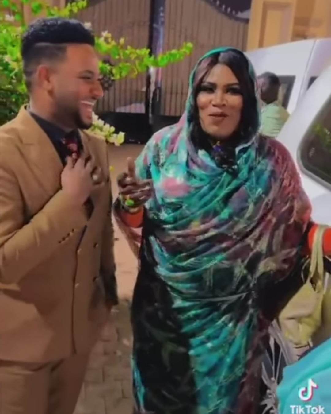 شاهد بالصورة والفيديو.. خلال كواليس إحدى الحفلات الخاصة.. الفنانة انصاف مدني تتغزل في الفنان عثمان بشة: (منور وحلو كدة وماسك السوق) 10 330655904 1401398854010944 2553638054902585865 n