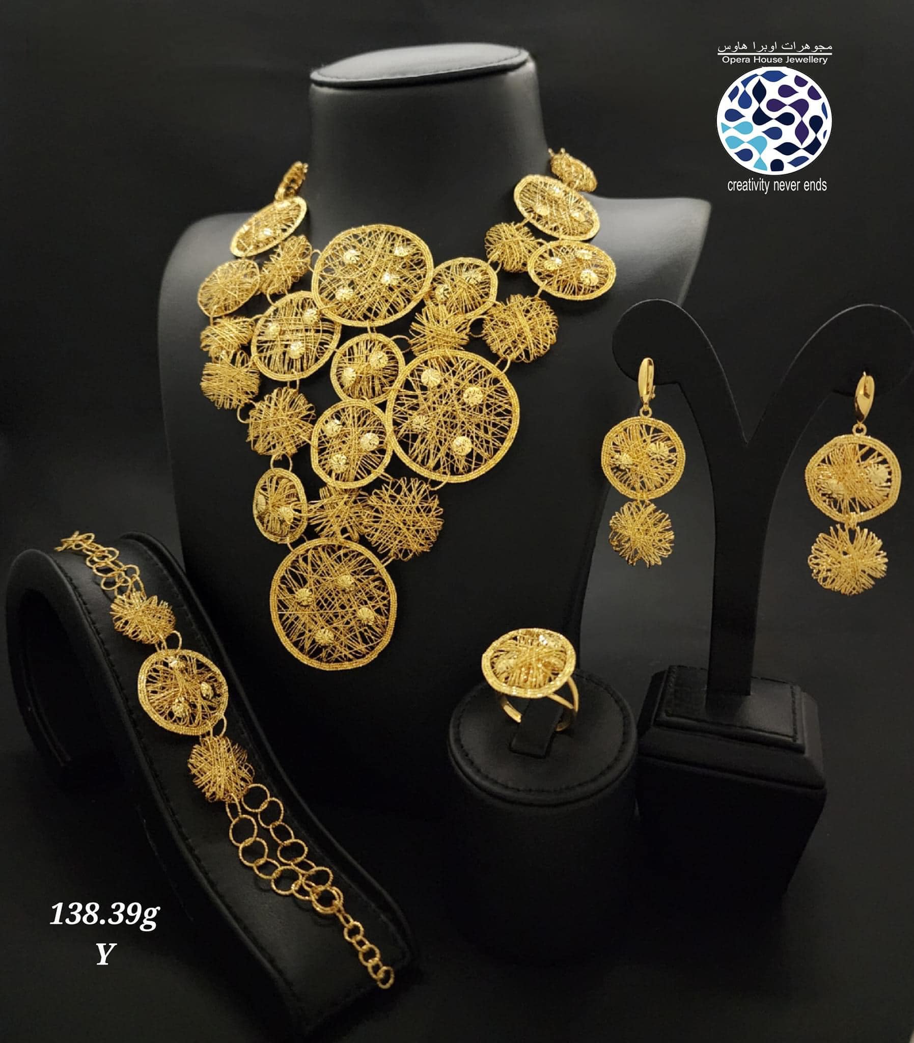 شاهد بالصور.. بسبب ضيق الوقت شركة مجوهرات عالمية ترسل مندوب خاصاً من الإمارات في رحلة طيران لتسليم الفنانة هدى عربي طقم من الذهب الفخم 3 330818344 727543488746526 1632732799619015509 n