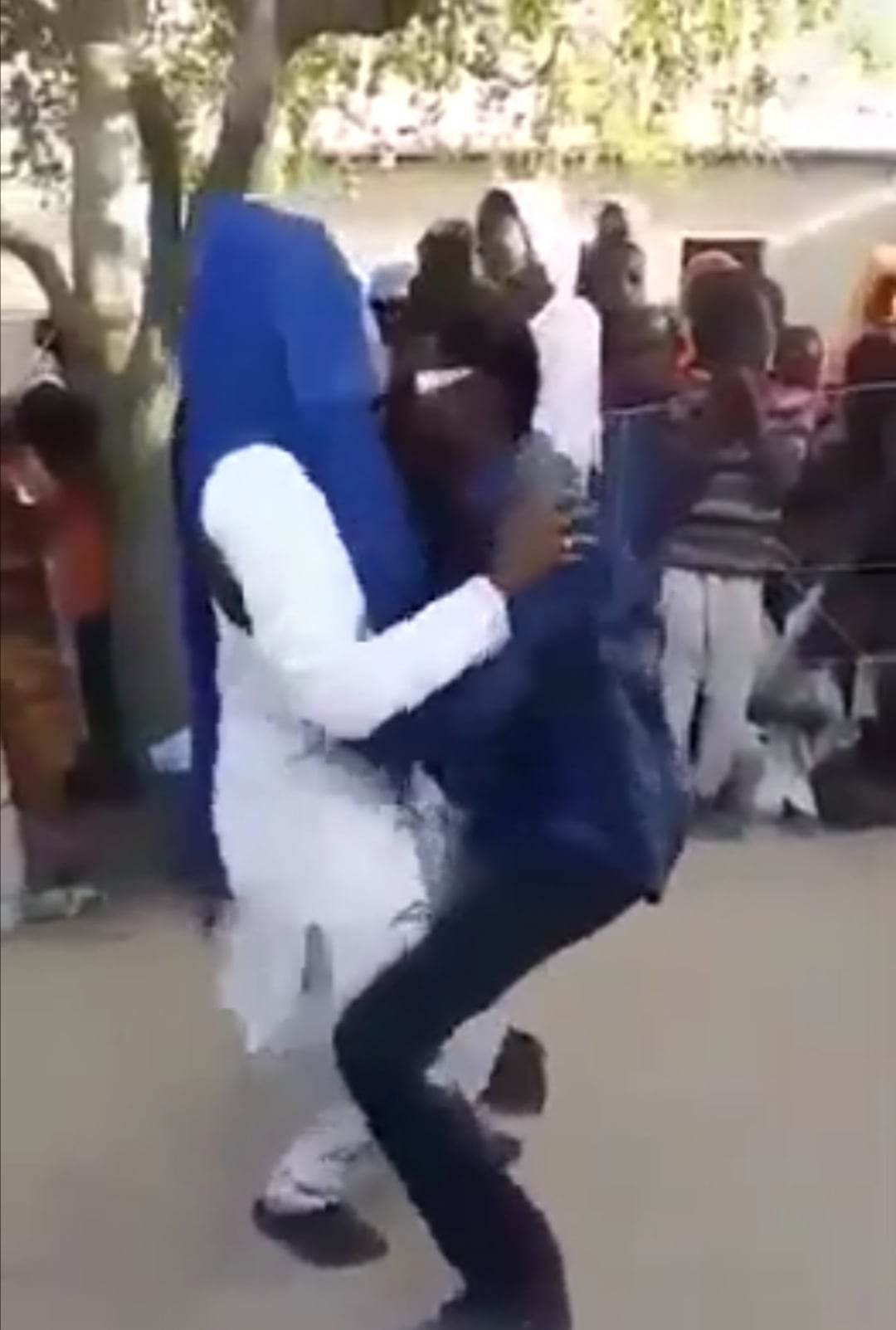 شاهد بالصورة والفيديو.. في السودان.. شاب وفتاة يتبادلان الأحضان ويقدمان فاصل من الرقص الفاضح أمام جمع غفير من الناس على إيقاع الرقيص التراثي 10 330902663 560684099146120 126841110922793342 n