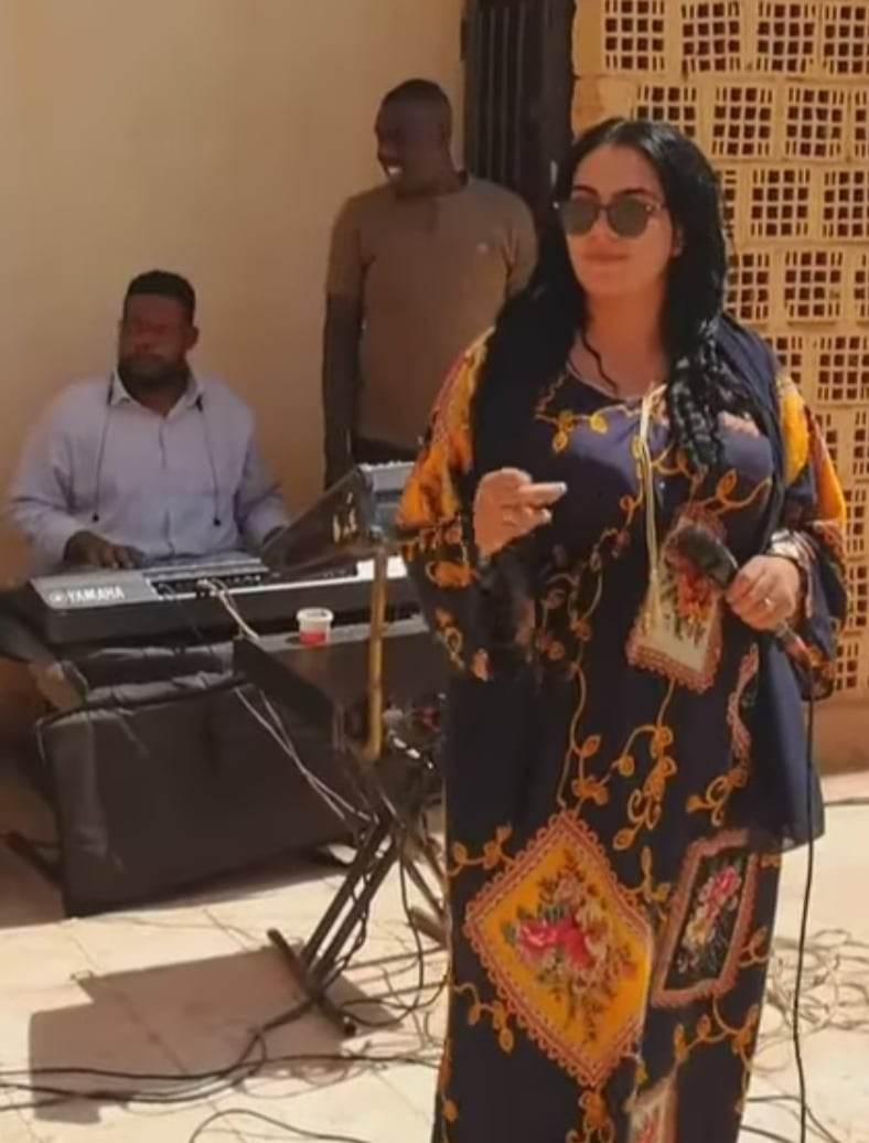 شاهد بالصورة والفيديو.. مطربة سودانية صاعدة تغني داخل إحدى المستشفيات وتثير اهتمام رواد مواقع التواصل بجمالها الملفت وساخرون: (الشكل أفراح الشعب والصوت عذاب للشعب) 10 330935287 550479630480231 6658069415312338942 n