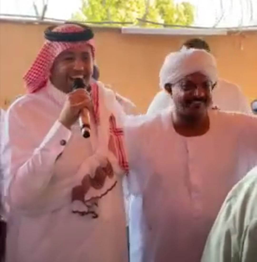 شاهد بالصورة والفيديو.. مواطن سعودي يغني رائعة الفنان عاصم البنا (البنيات التلاتة) في حضوره والأخير يبدي اعجابه ويتفاعل معه بالرقص 10 331018603 561913735708890 1370606122361522048 n