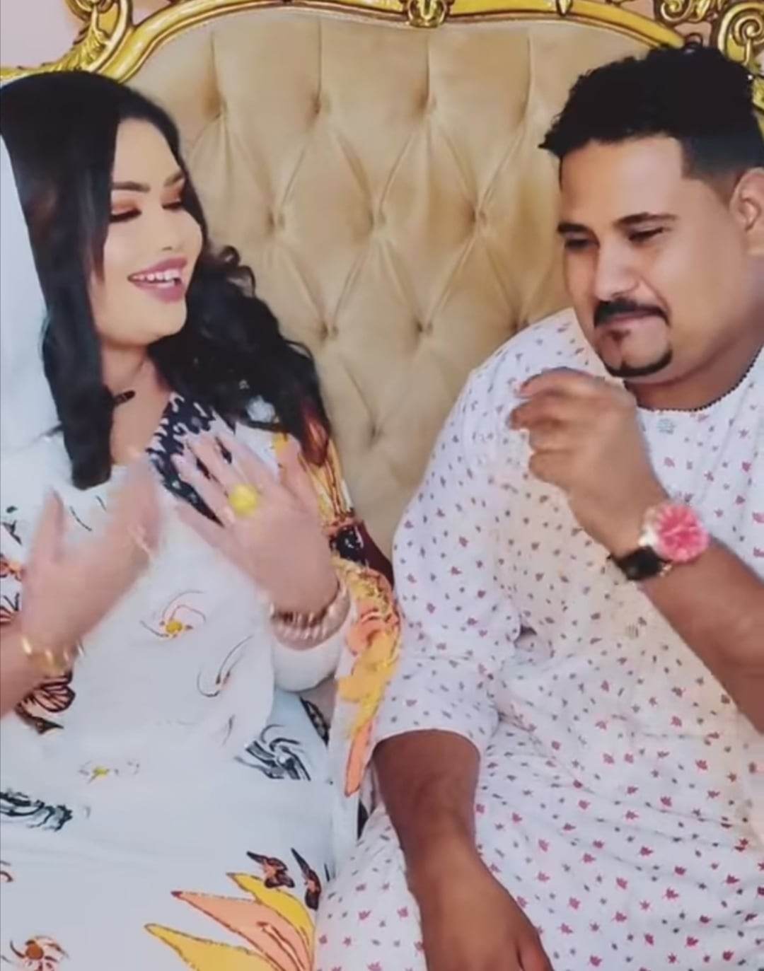 شاهد بالصورة والفيديو.. الفنانة توتة عذاب تظهر مع شقيقها وهي ممسكة بيده وتغني له: (فوق أخوي بغني وأقول) 10 331033323 763164178484009 4040815520360266394 n