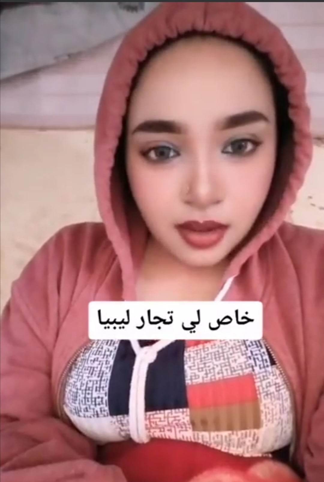 شاهد بالصور والفيديو.. بعد أن تغزلوا فيها وأكثروا من معاكستها.. حسناء سودانية تهاجم تجار الملابس النسائية بسوق ليبيا 10 332437350 1242592663016616 1069526027397167211 n