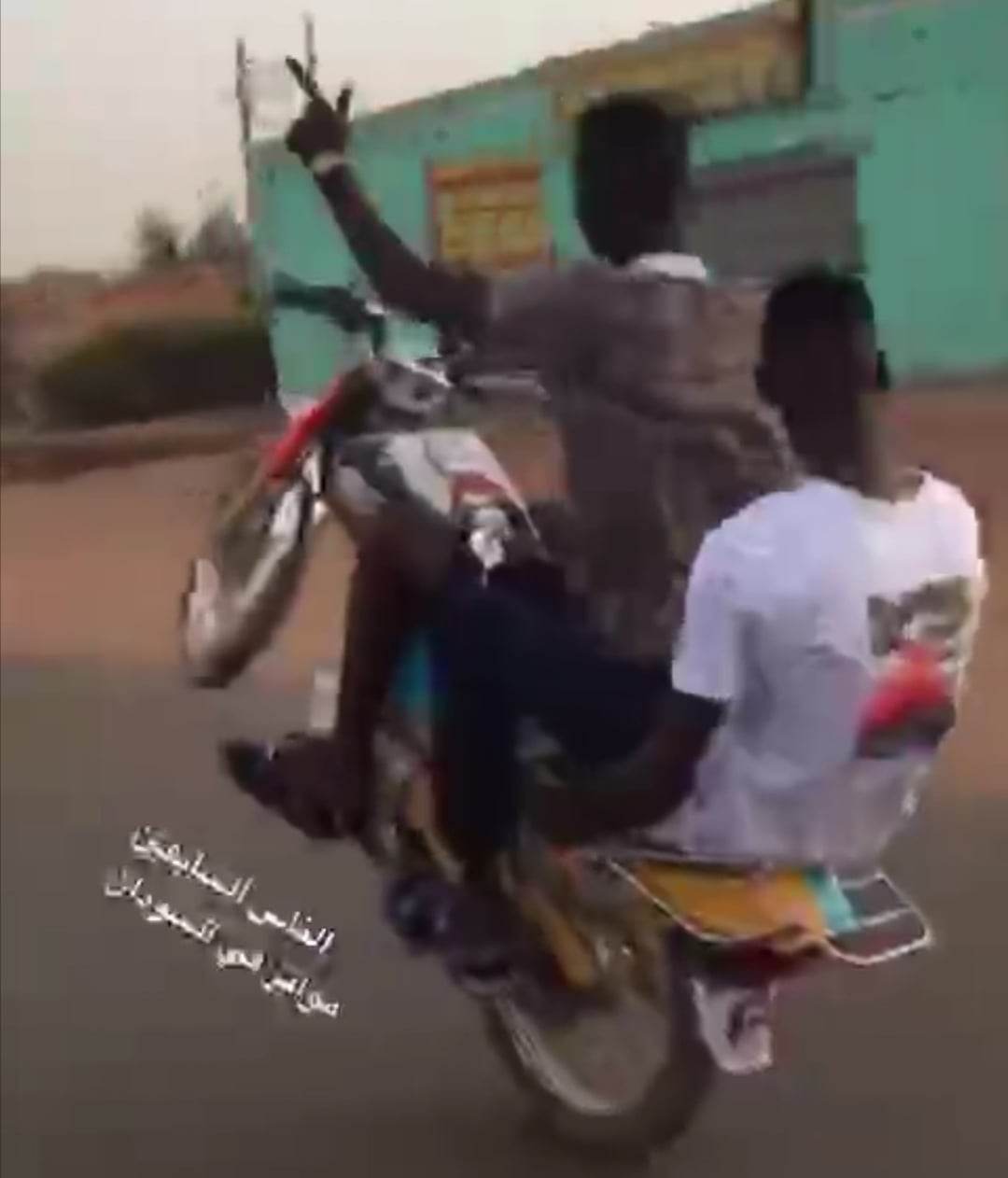 شاهد بالصورة والفيديو.. شاب سوداني يقود دراجته النارية بتهور كبير ويصيب المارة والسائقين معه في الطريق بالهلع 10 332790445 927929848574981 579099160341347407 n