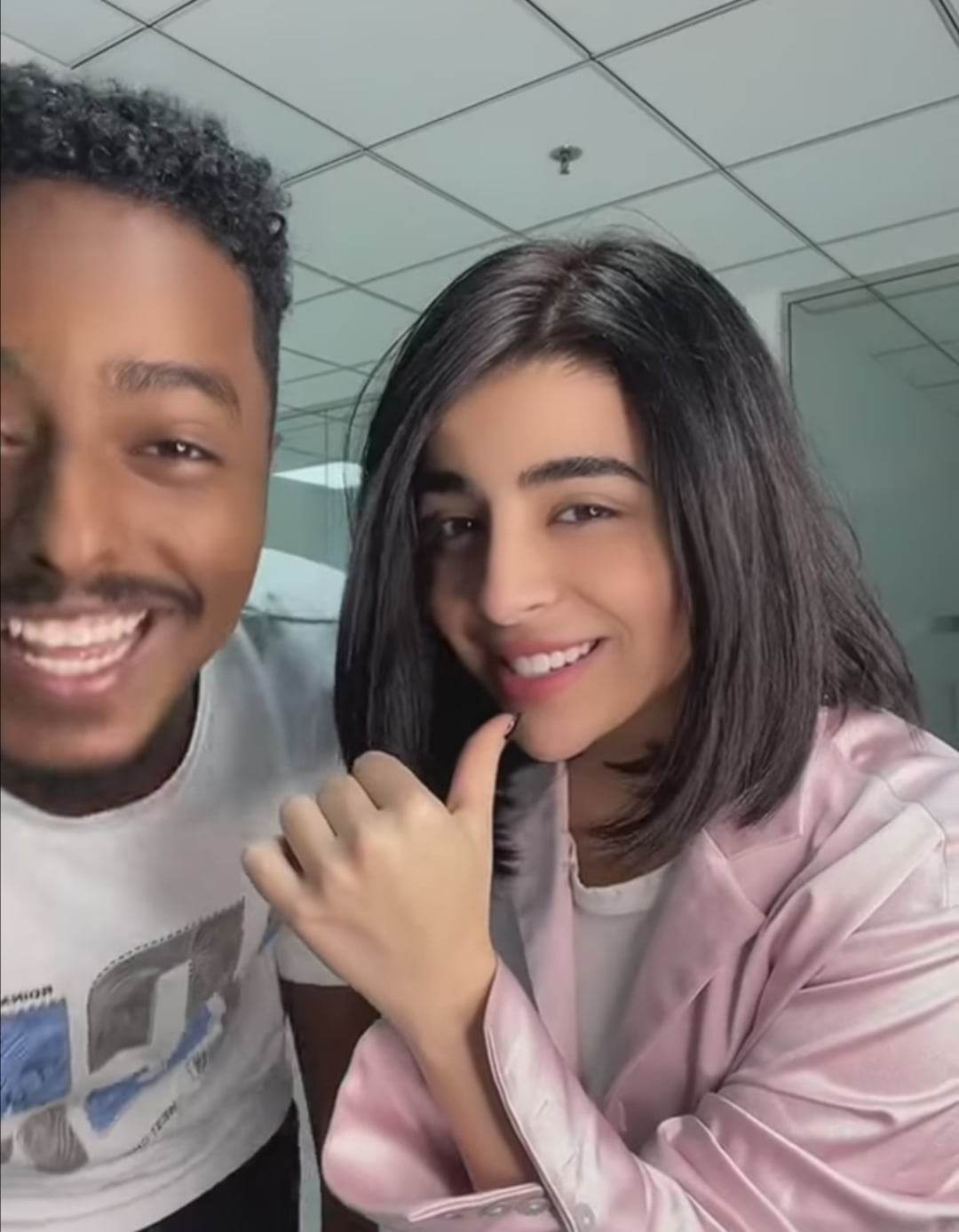 شاهد بالفيديو.. بعد أن رجع لقريته في السودان.. حسناء عربية فائقة الجمال تبعث رسالة بالفيديو لزميلها السوداني (معقولة ما حنيت؟) والأخير يبيع أغنامه ليقطع تذكرة العودة بعد سماعه الرسالة 10 332927957 614274347177645 8636731887706069680 n