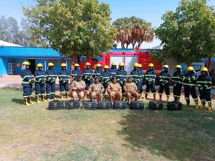 شاهد الفيديو الأكثر جمالاً.. العمال والمسافرون يودعون فريق الانقاذ السوداني في مطار اسطنبول بالزغاريد والتصفيق الحار ويقفون لهم في ممر شرفي ومتابعون: (مقطع فخر لنا وأرفع رأسك انت سوداني) 10 FB IMG 1675834086807