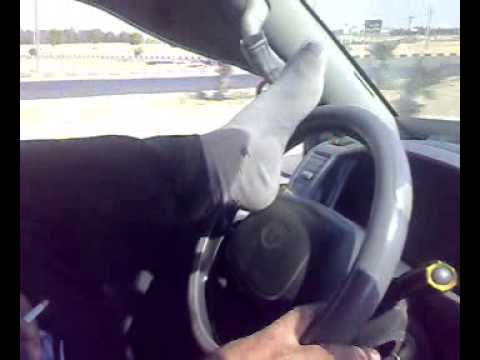 شاهد بالفيديو.. باستهتار وتهور.. شاب سوداني يقود سيارته وهو ممسكاً على (الدريكسون) برجله في أحد أهم شوارع العاصمة الخرطوم وعقوبات صارمة في انتظاره 1 hqdefault