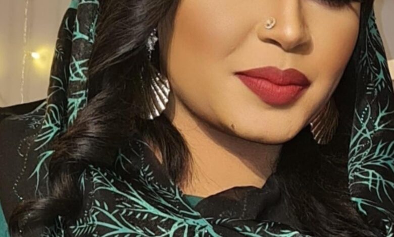 شاهد بالفيديو.. طفلة سودانية تحاصر الفنانة صباح عبد الله بعد ترديدها أغنية (دايره عريس ود راحات) وتنصحها: (يا صباح القروش ما أهم حاجة) 1 صباح عبد الله