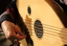 عزف عود موسيقي