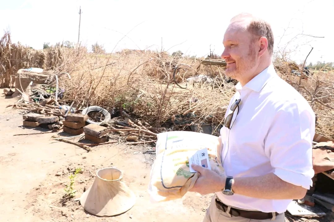 السفير الأمريكي بالسودان يوزع كيس الصائم على جيران السفارة 10 السفير الأمريكي يوزع