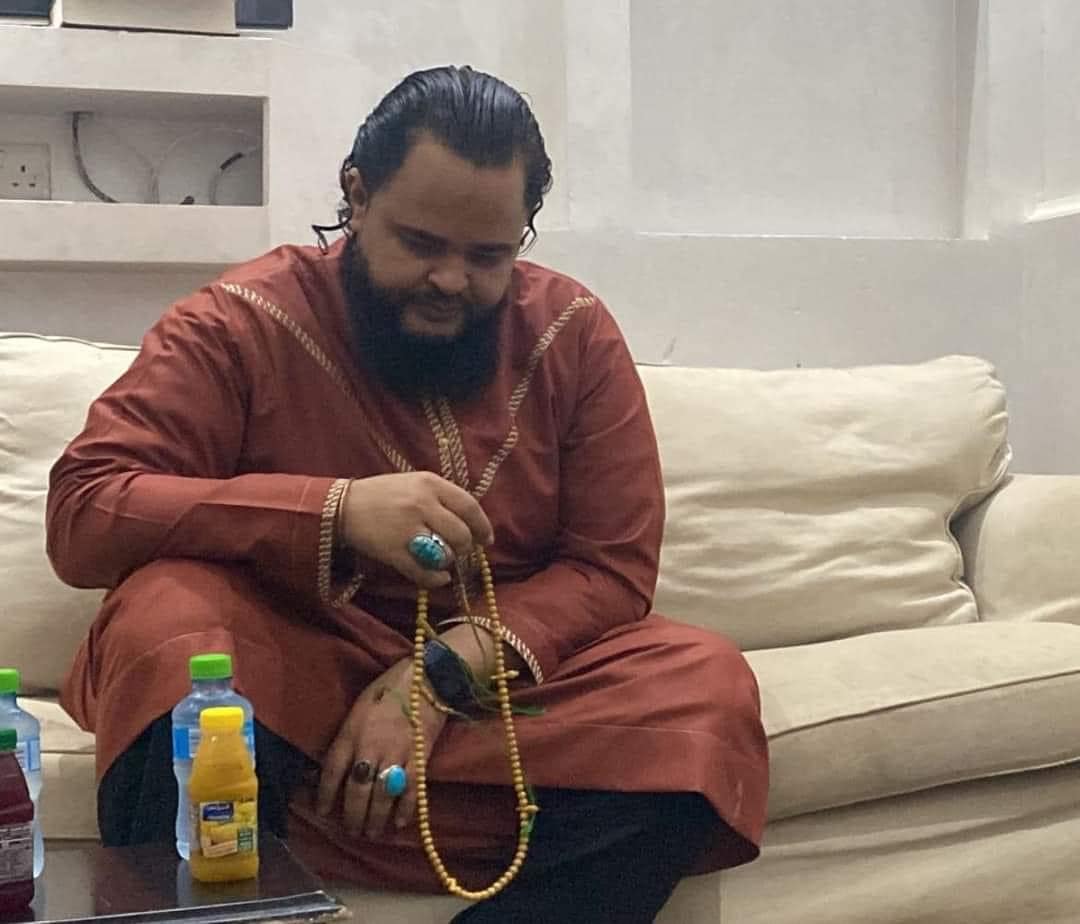 شاهد بالصور.. الكشف عن معلومات جديدة عن الشيخ السوداني الذي ظهر بصورة مفاجئة وأشعل مواقع التواصل ومتابعون: (منشق من طريقة شيخ الأمين) 12 الشيخ القناص