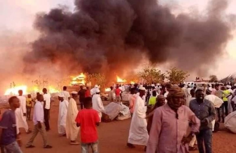 شاهد.. نيران مجهولة المصدر تخرج من باطن الأرض وتلتهم 75 منزلاً بقرية في السودان 10 تنزيل 54