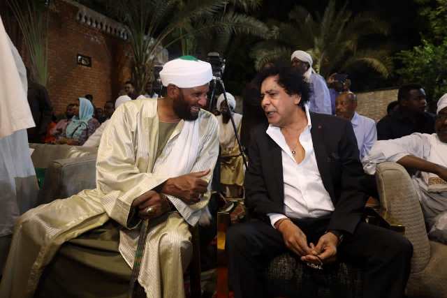 استقبلت بمنزلي الفنان الكبير محمد منير الذي أتى لاداء واجب العزاء في صديقه الإمام الصادق المهدي 10 منير المهدي