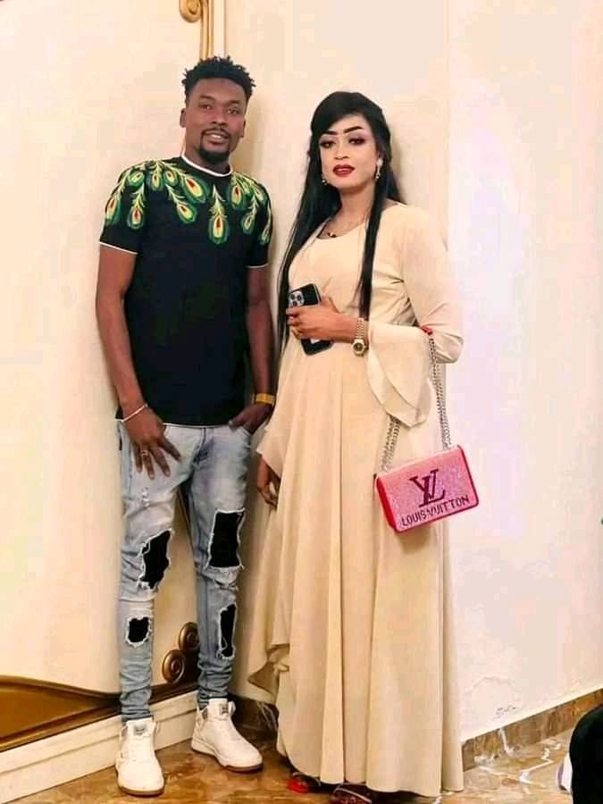 شاهد بالفيديو.. الفنانة مروة الدولية تقدم فاصل من الرقص المثير مع عازفها "طاسو" وتضع رأسها على صدره خلال "لايف" تابعه الآلاف 10 294429359 142316555112103 4977254374045290484 n