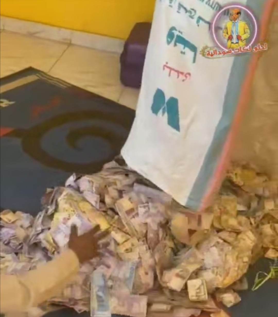 شاهد بالصورة والفيديو.. تم جمعها في حقائب.. عريس سوداني يحصل على أضخم نقطة في التاريخ.. الأموال وصلت بــ(الشوالات) وأصدقائه يعانون في ترتيبها 10 331225144 163263129871821 3398070244606279671 n