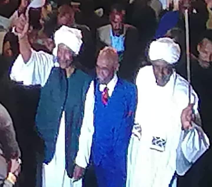 شاهد بالصورة والفيديو.. على أنغام حسين شندي وندى القلعة البرهان وحميدتي يتفاعلان طرباً خلال مناسبة زواج إبنة دكتور شهير 10 331409672 552423143367847 7845355894499993415 n