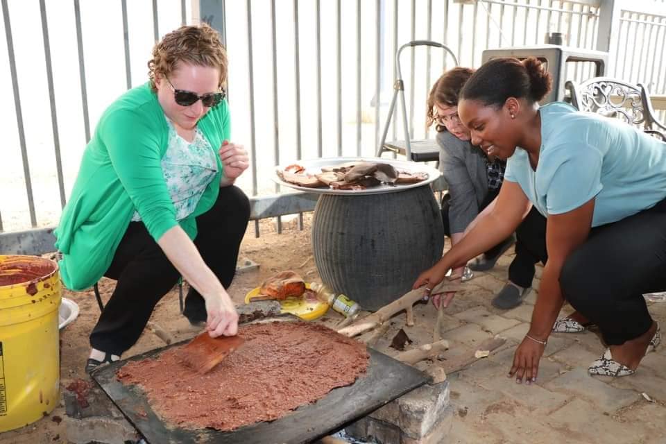 شاهد بالصور.. موظفين بالسفارة الأمريكية بالسودان يفرغون من (عواسة) الأبري السوداني وسط دهشة المتابعين وساخرون: (نحنا أسياده لسة ما انتهينا) 16 333531119 674530681110246 5973483433400162731 n