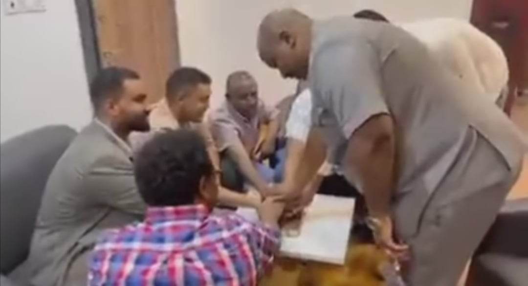 شاهد بالصورة والفيديو.. بقيادة نائب رئيس الهلال.. تجار البنزين والجازولين في السودان يتعاهدون ويقسمون على المصحف على عدم بيع الوقود بأقل من الأسعار التي اتفقوا عليها 10 334323099 1210061123012913 7837018805423428405 n