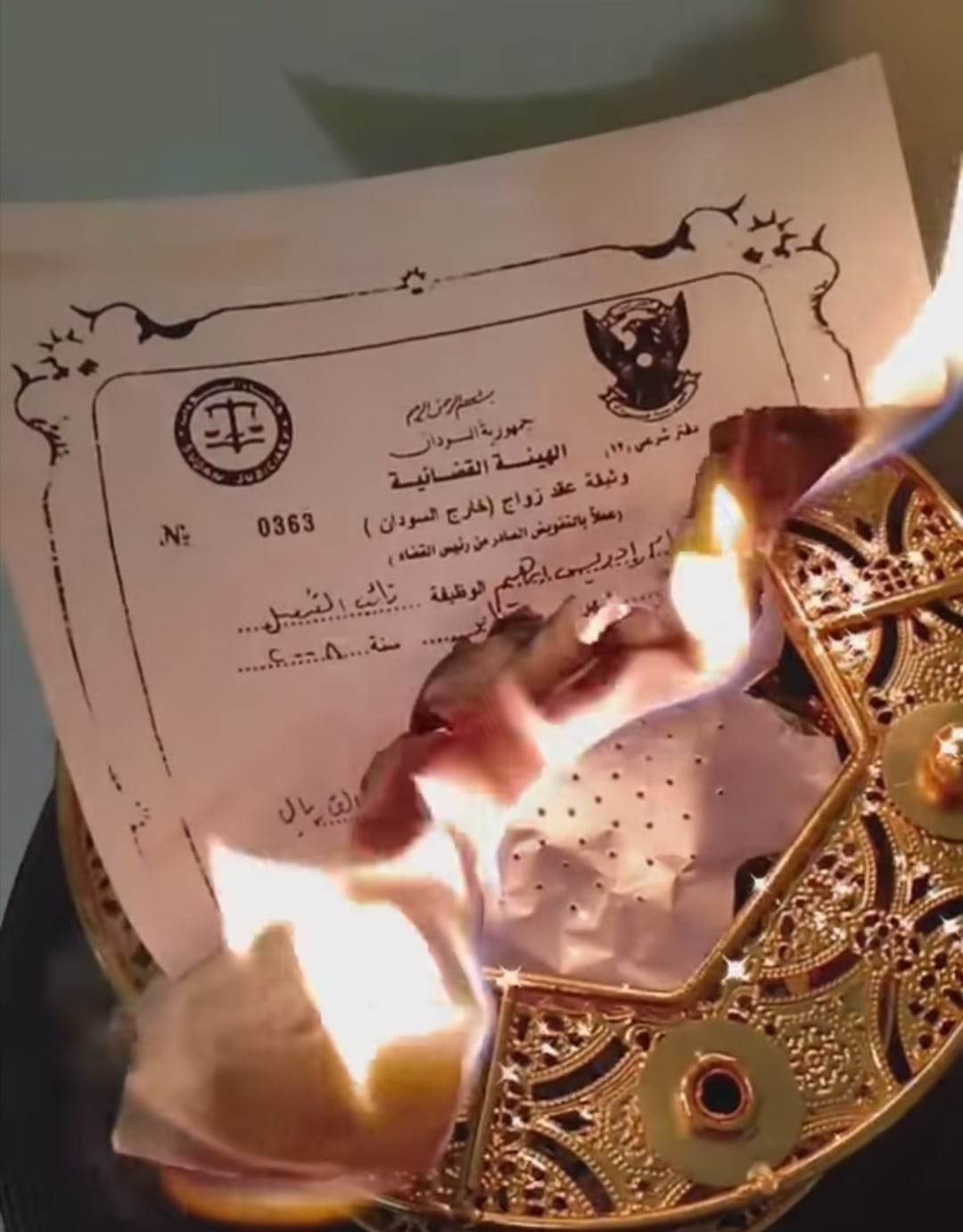 شاهد بالصورة والفيديو.. بعد أن انفصل عن زوجته.. مغترب سوداني يقوم بحرق قسيمة زواجه بطريقة مؤثرة وبأغنية محزنة 10 334895607 907077930417434 1285702853885256028 n