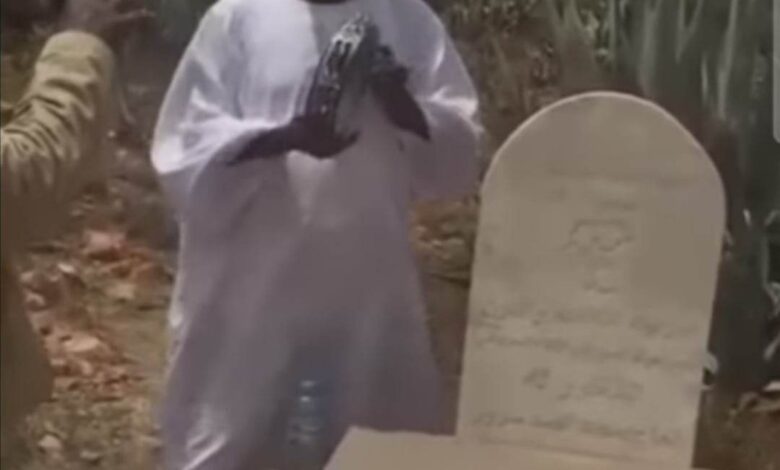 شاهد الفيديو الذي أثار ضجة واسعة.. سودانيون يحملون "الرق" ويغنون ويتفاعلون داخل المقابر وأمام قبر مطرب الحقيبة المدفون بإريتريا 1 334976898 1277673402825626 5098378570838339469 n