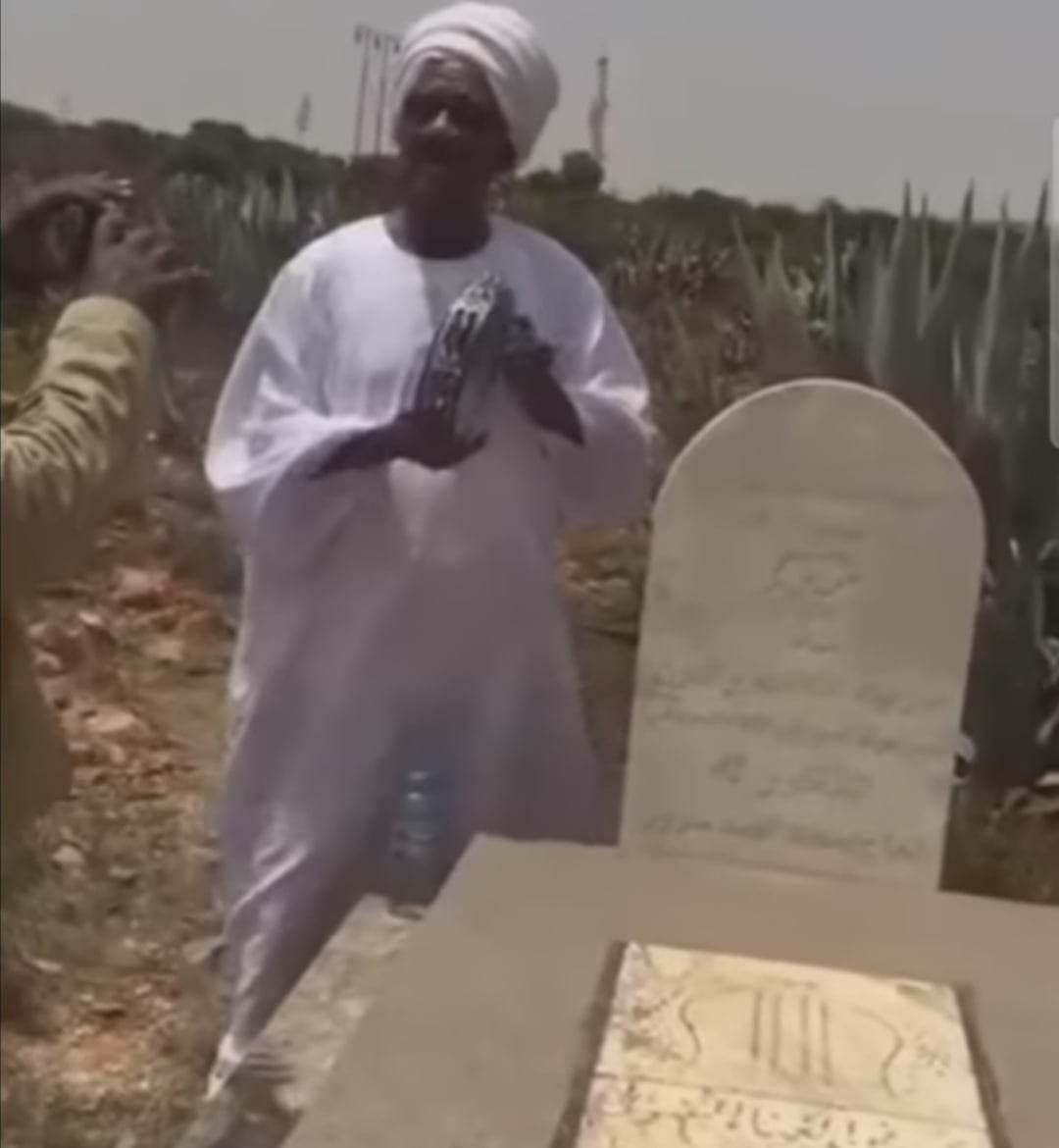 شاهد الفيديو الذي أثار ضجة واسعة.. سودانيون يحملون "الرق" ويغنون ويتفاعلون داخل المقابر وأمام قبر مطرب الحقيبة المدفون بإريتريا 10 334976898 1277673402825626 5098378570838339469 n