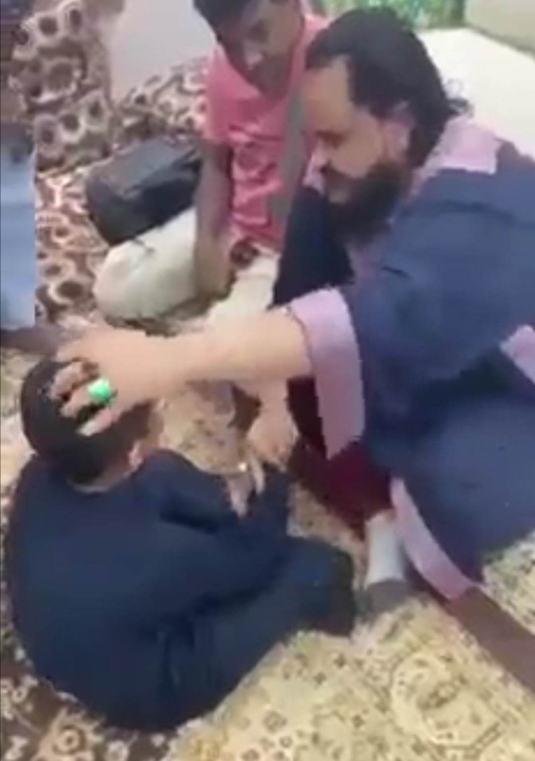 شاهد بالفيديو.. ظهور شيخ سوداني جديد ينافس شيخ الأمين في إثارة الجدل.. يمنح الطريقة لطفل صغير وحيرانه يتسابقون على تقبيل يده 10 335119995 154644517462108 8507882544270244140 n