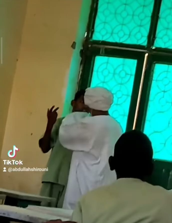 شاهد بالصورة والفيديو.. طالب بإحدى المدارس السودانية يشتبك مع معلمه الكبير في السن ويعتدي عليه وسط ضحكات الطلاب ورواد مواقع التواصل يطالبون بمعاقبة الطالب ووضع قانون يحفظ للمعلم حقه 10 335155164 2064125190459821 5795622573102542583 n