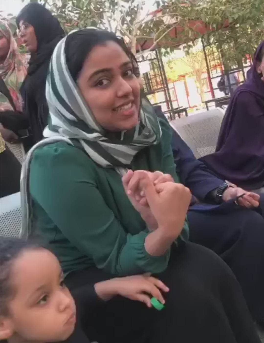 شاهد بالصورة والفيديو.. حسناء سودانية فائقة الجمال تسحر الأسافير وتخطف الأضواء بقصيدة حب قامت بالقائها وجمهور مواقع التواصل يتغزل: (نقفل الشعر وتاني مافي شاعر يكتب) 10 336217368 172543458979816 331915167044544043 n